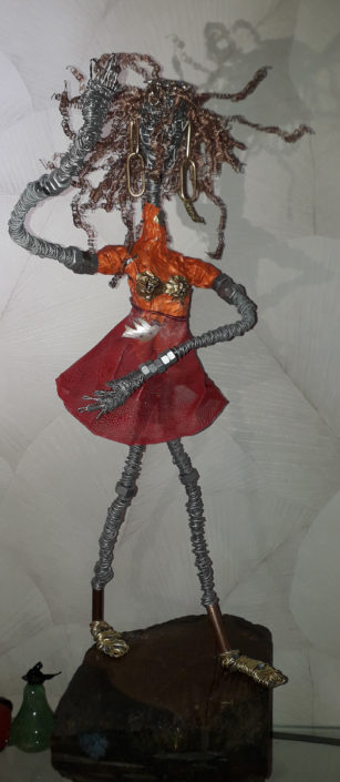 fil de fer torsadé, hauteur 40 cm, sur socle bois (